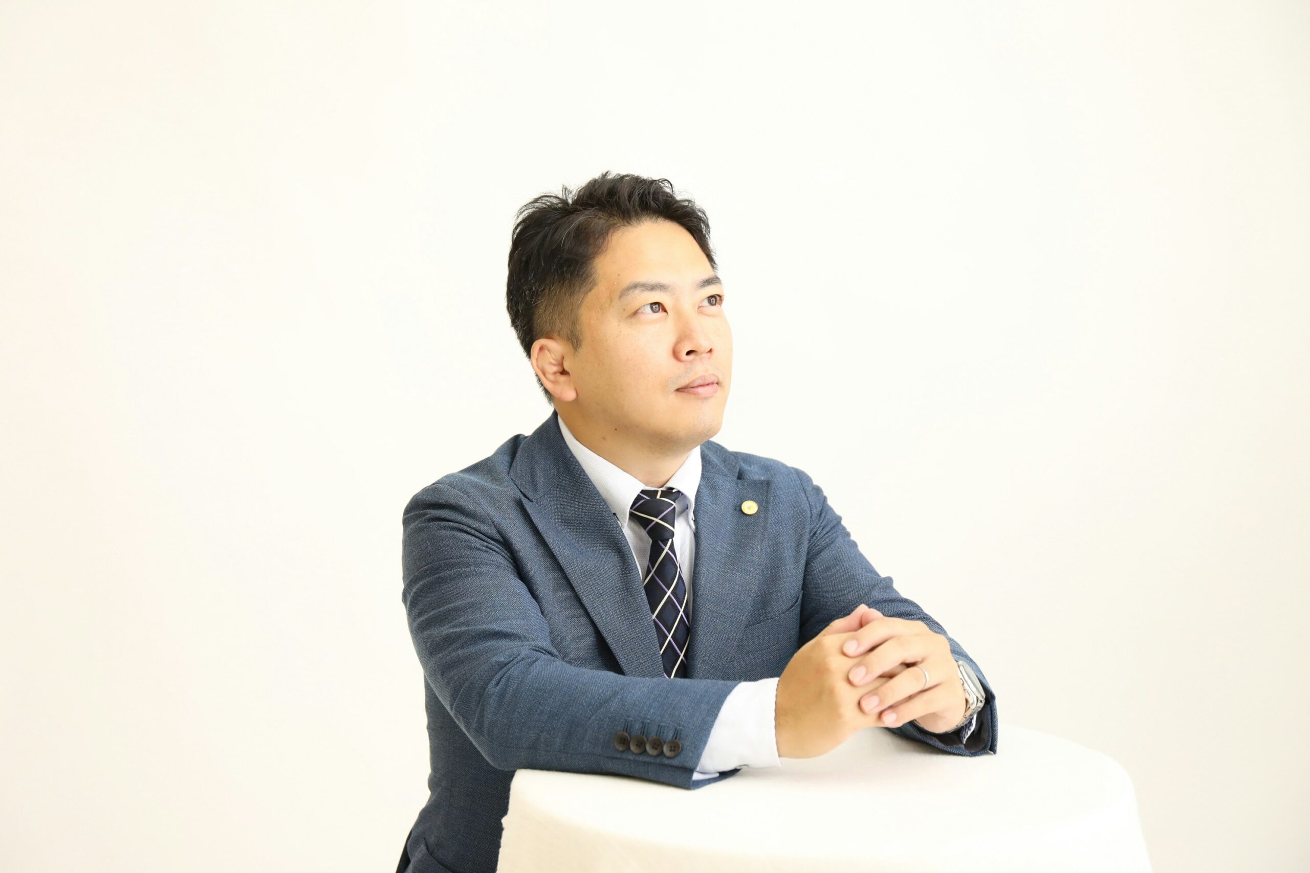 笑顔で相談に応じる行政書士